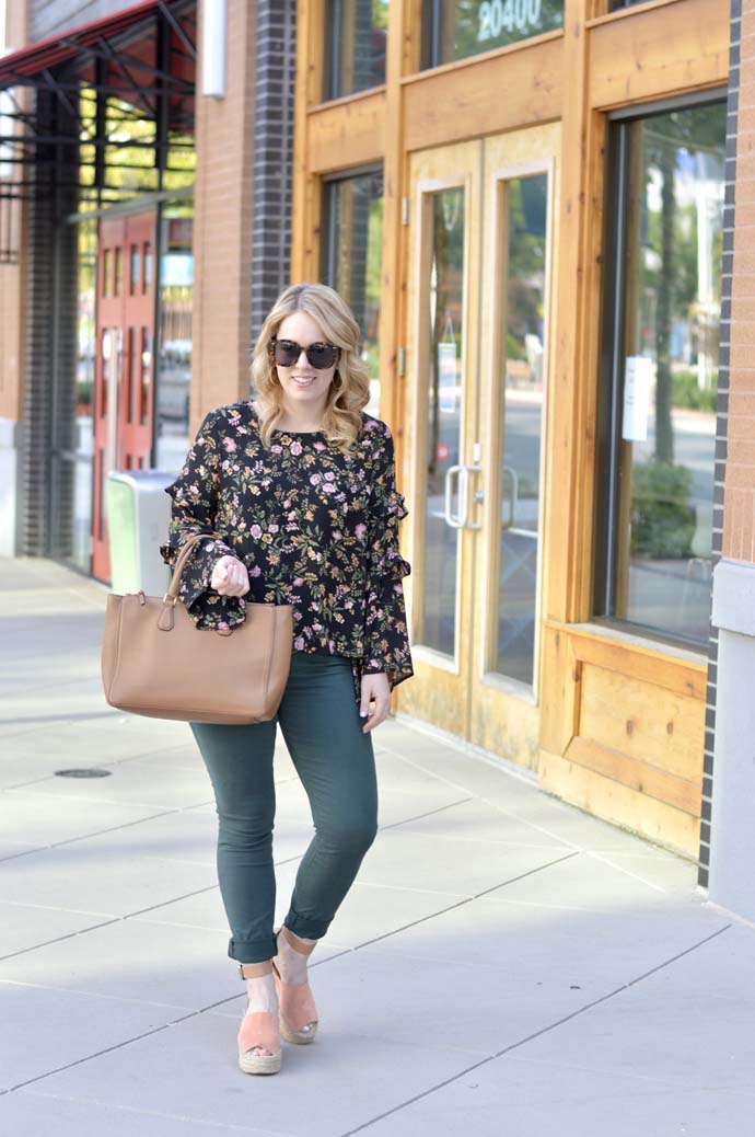 floral-blouse-and-green-jeans-outfit