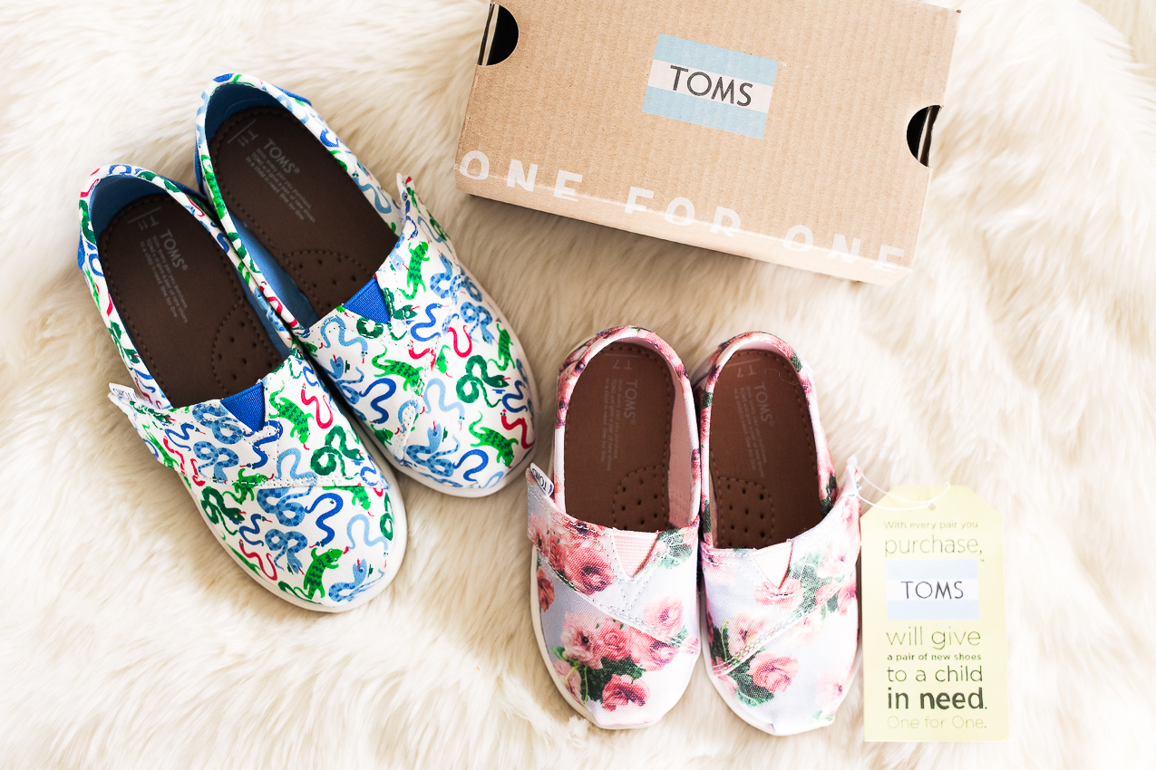 holiday gift ideas kids | toms toddler shoes | allen premium outlets review - Shop Allen Premium Outlets for Your Last Minute Gift Ideas by popular Dallas style blogger cute & little