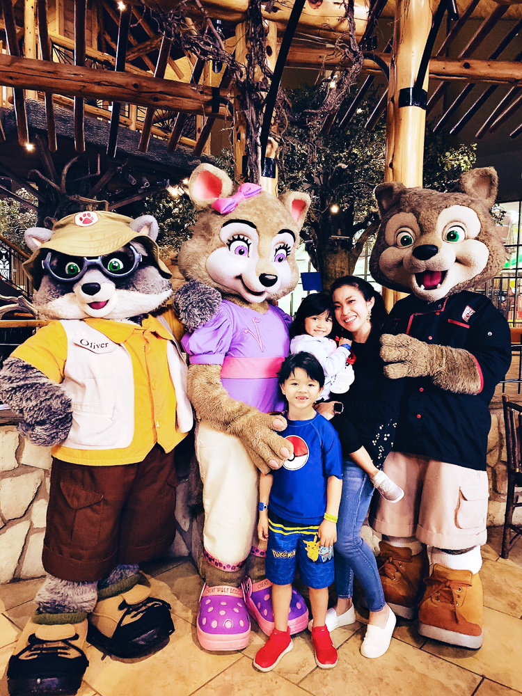 cute & little | dallas mom family lifestyle blog | great wolf lodge grapevine review weekend staycation tips | character breakfast | Great Wolf Lodge Grapevine Review featured by top Dallas blogger, Cute & Little