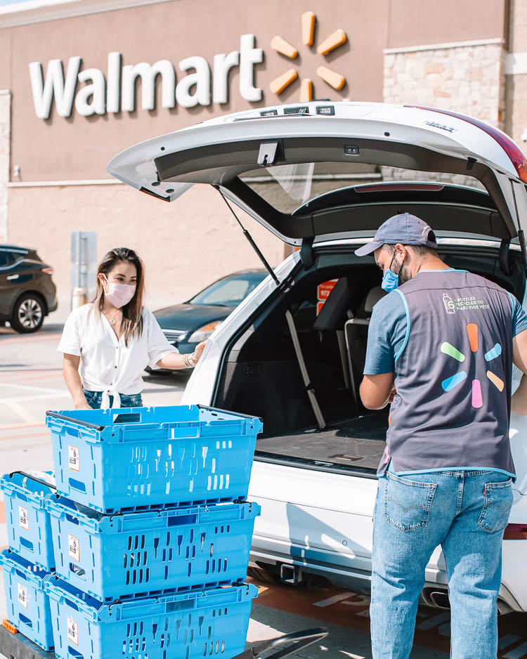 cute & little | dallas mom lifestyle blog | walmart online delivery grocery pickup review | Walmart Grocery Pickup Faq by popular Dallas lifestyle blog, Cute and Little: image of a woman getting her Walmart pickup groceries from a Walmart employee. 