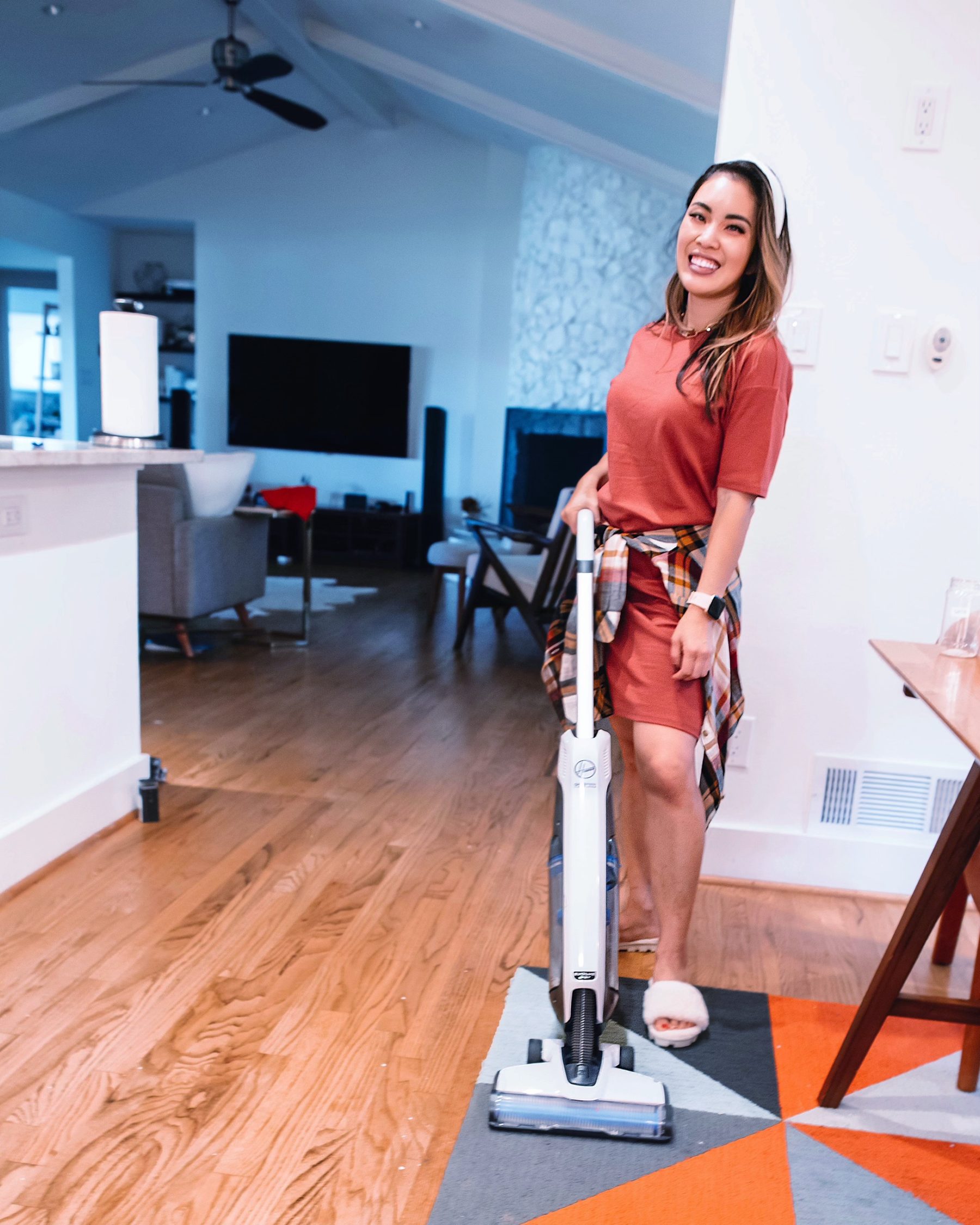 cute & little | dallas mom blog | vacuum cleaning hacks tips tricks | hoover onepwr evolve pet cordless vacuum review |  Hoover Onepwr by popular Dallas lifestyle blog, Cute and Little: image of a woman with a Hoover Onepwr evolve pet cordless vacuum.