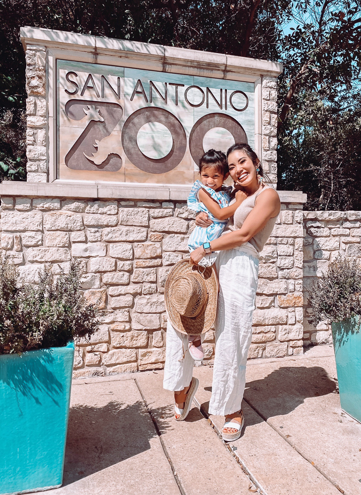 cute & little | dallas family travel blog | san antonio travel guide itinerary | san antonio zoo review |San Antonio Vacation by popular Dallas travel blog, Cute and Little: image of a mom and her daughter at the San Antonio zoo. 
