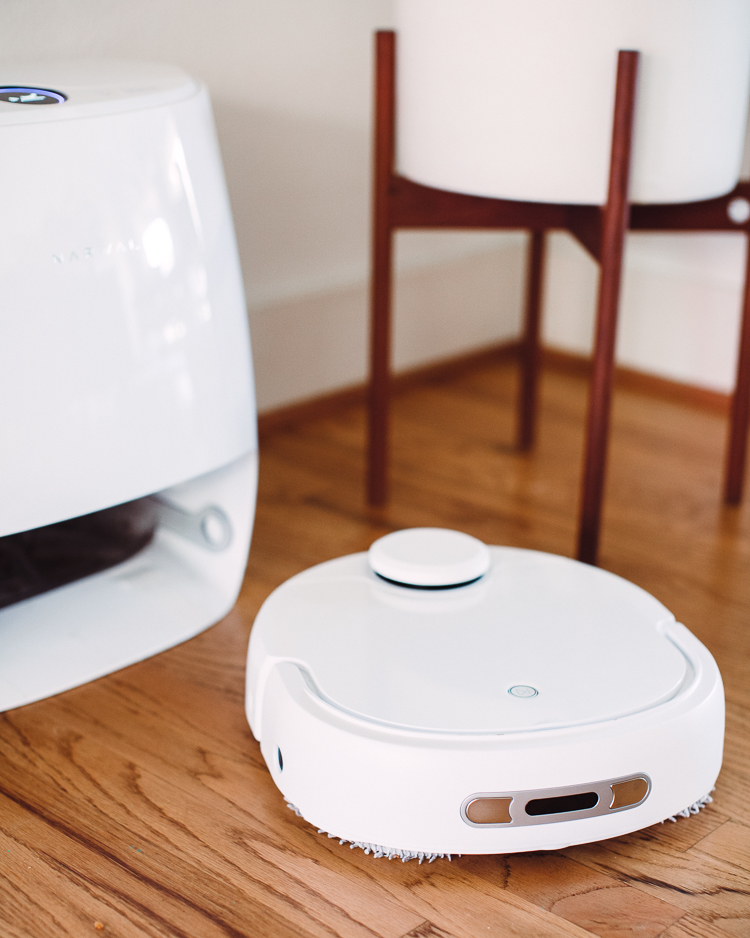 cute & little | dallas mom blog | narwal self-cleaning robot mop vacuum review |Narwal Robot Vacuum by poplar Dallas lifestyle blog, Cute and Little: image of a Narwal robot vacuum. 